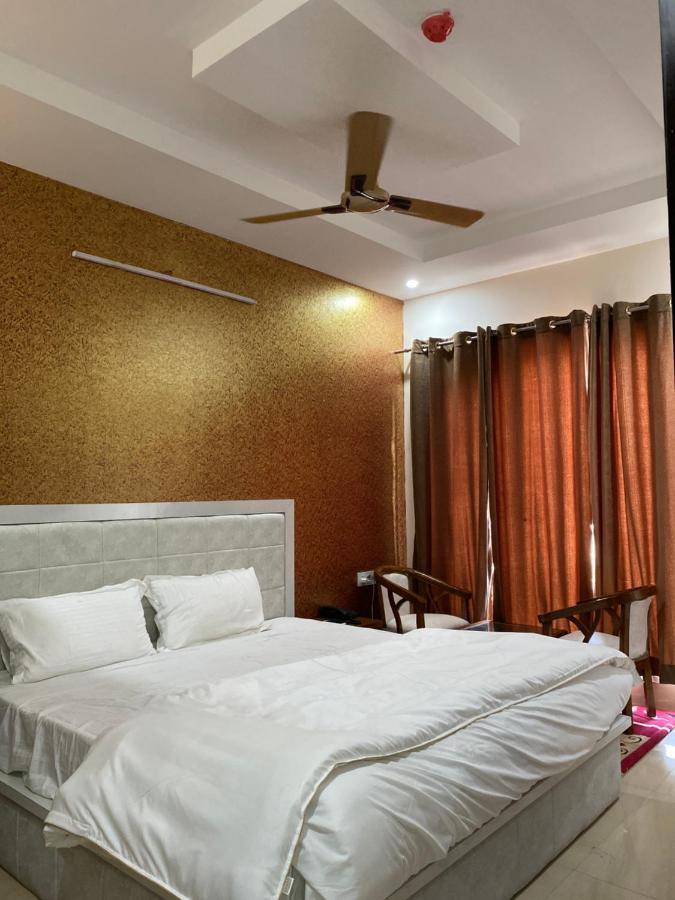 S.R Plaza Hotell Khurja Exteriör bild